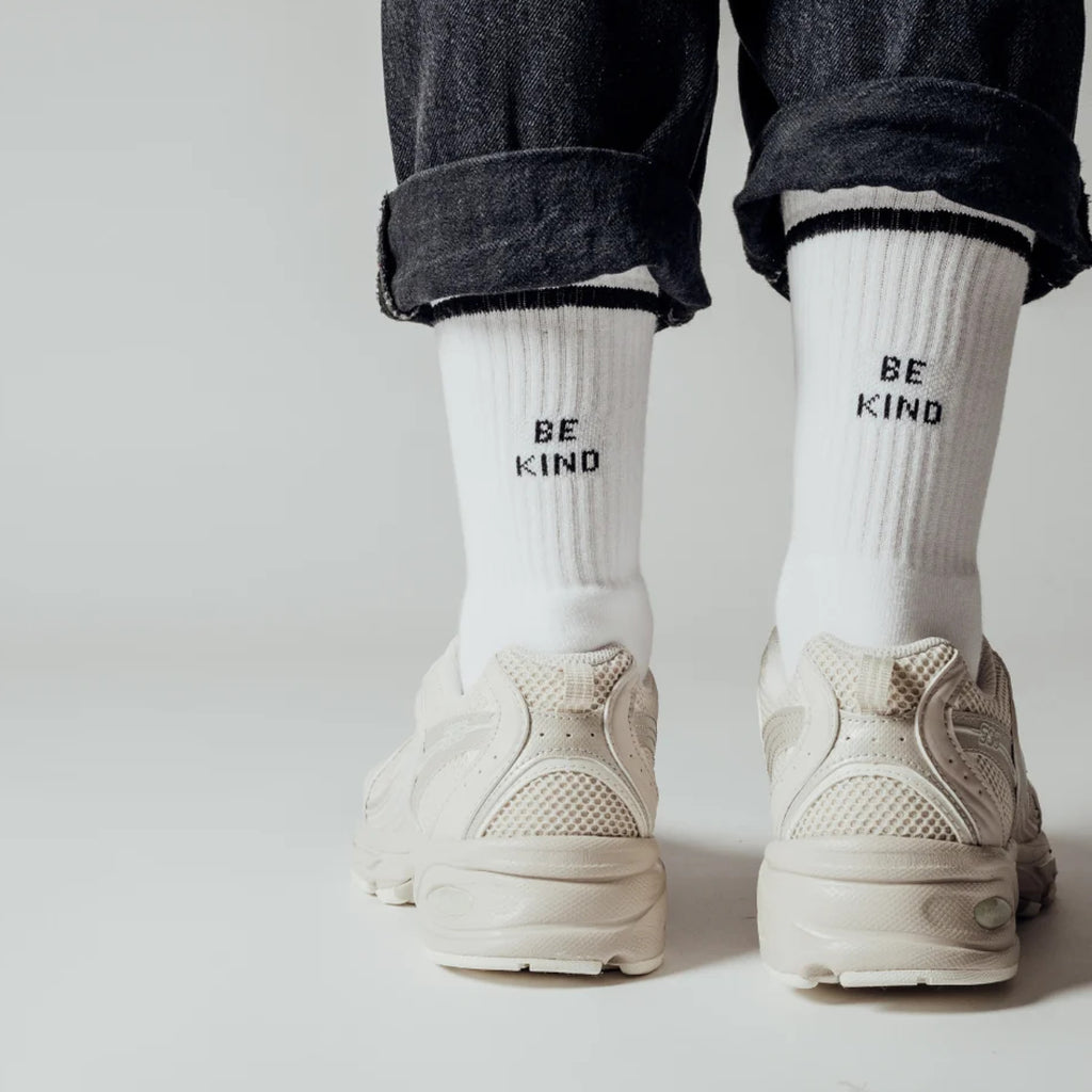 BE KIND X White Statement Socks getragen von einem Model