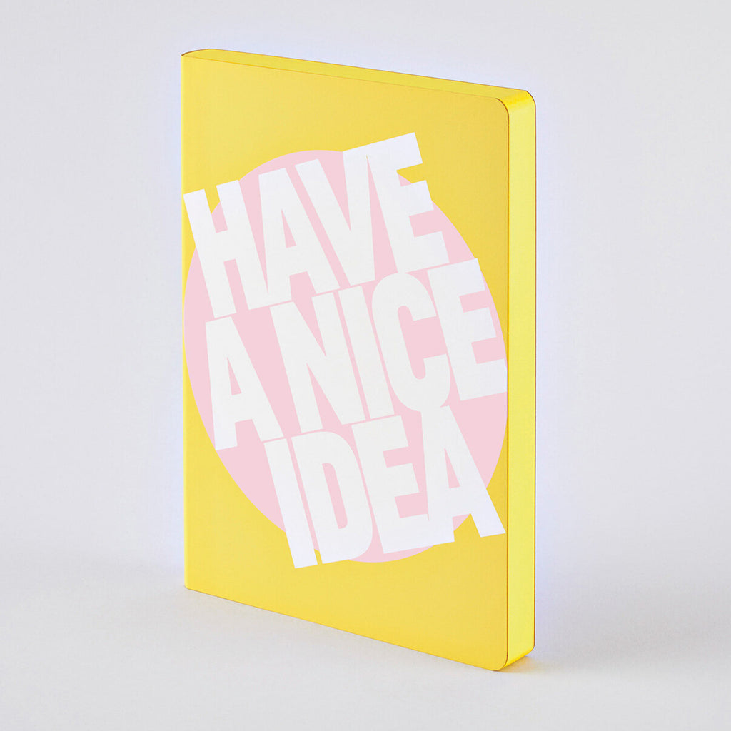 Have a nice idea Notizbuch, gelb mit weißem Schriftzug, fotografiert von schräg vorn