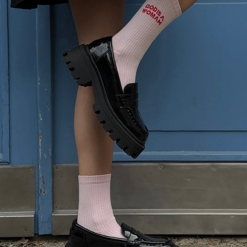 Ein Model trägt die rosa Statement Socken mit schwarzen Schuhen